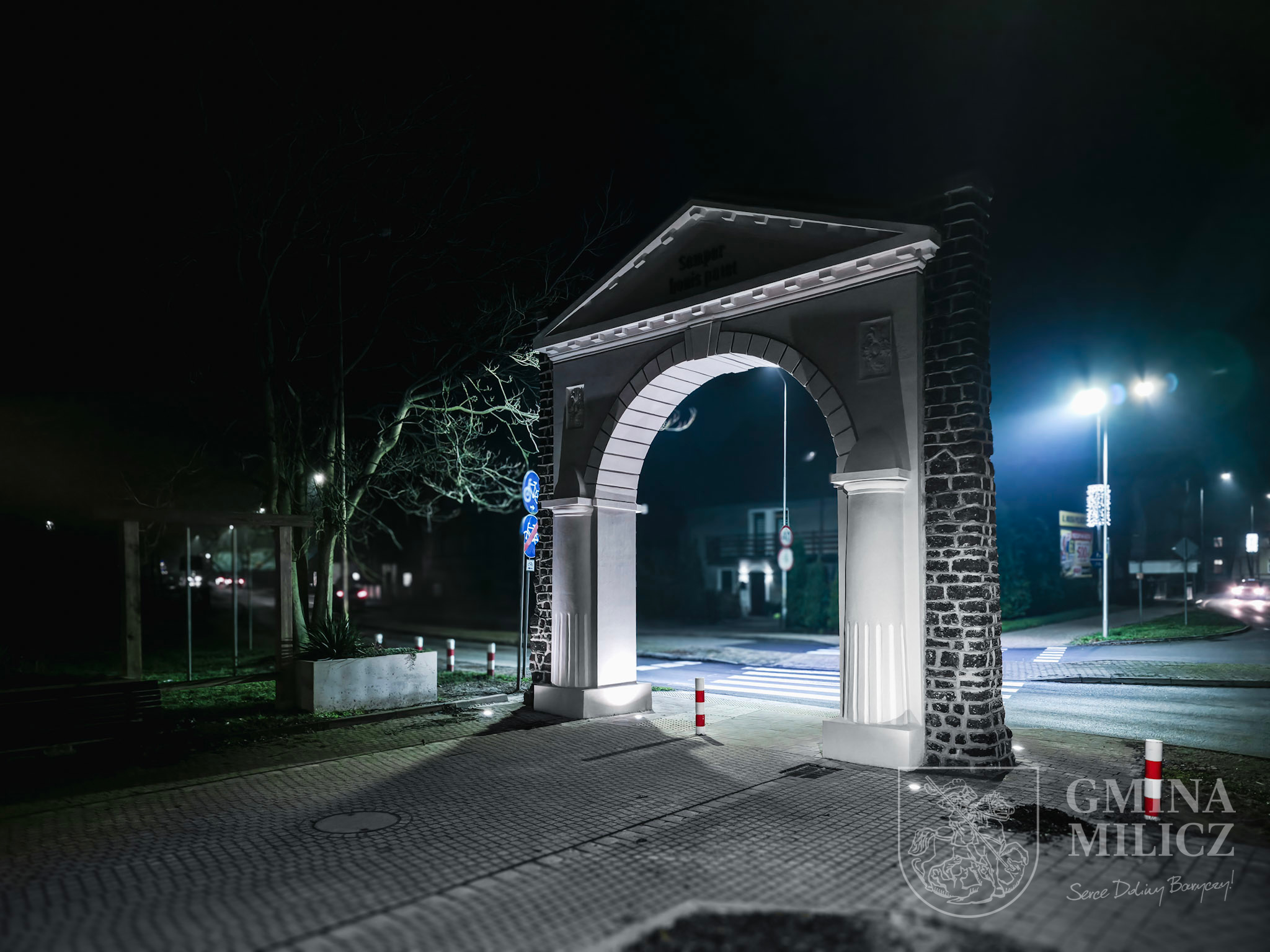 BRAMA DWORSKA PO ODBIORZE