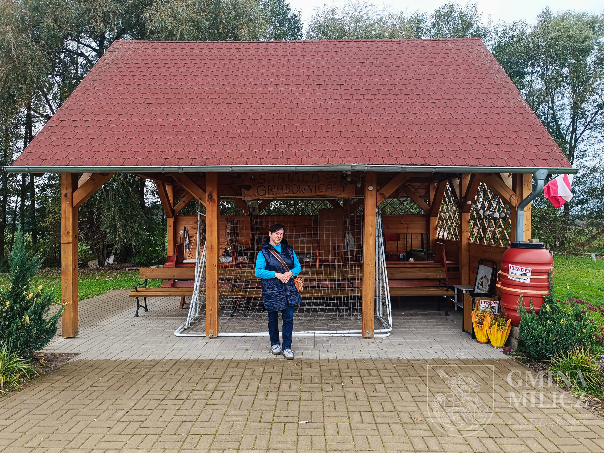 Grabownica z wieżą widokową, stawem i aktywnymi Ramoneskami