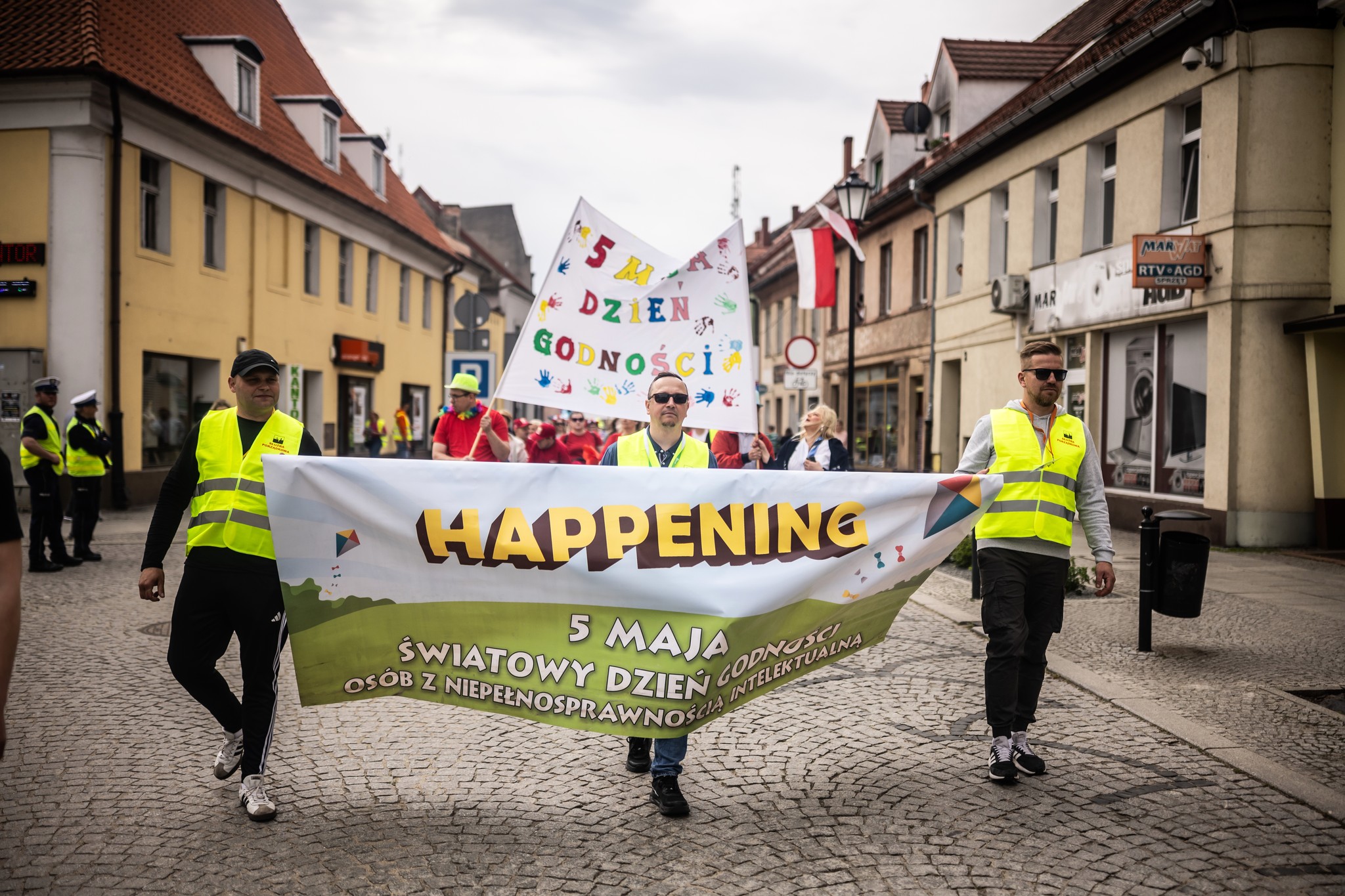 Dziś ulicami Milicza przeszedł pochód pn. „Kroki do godności”.
