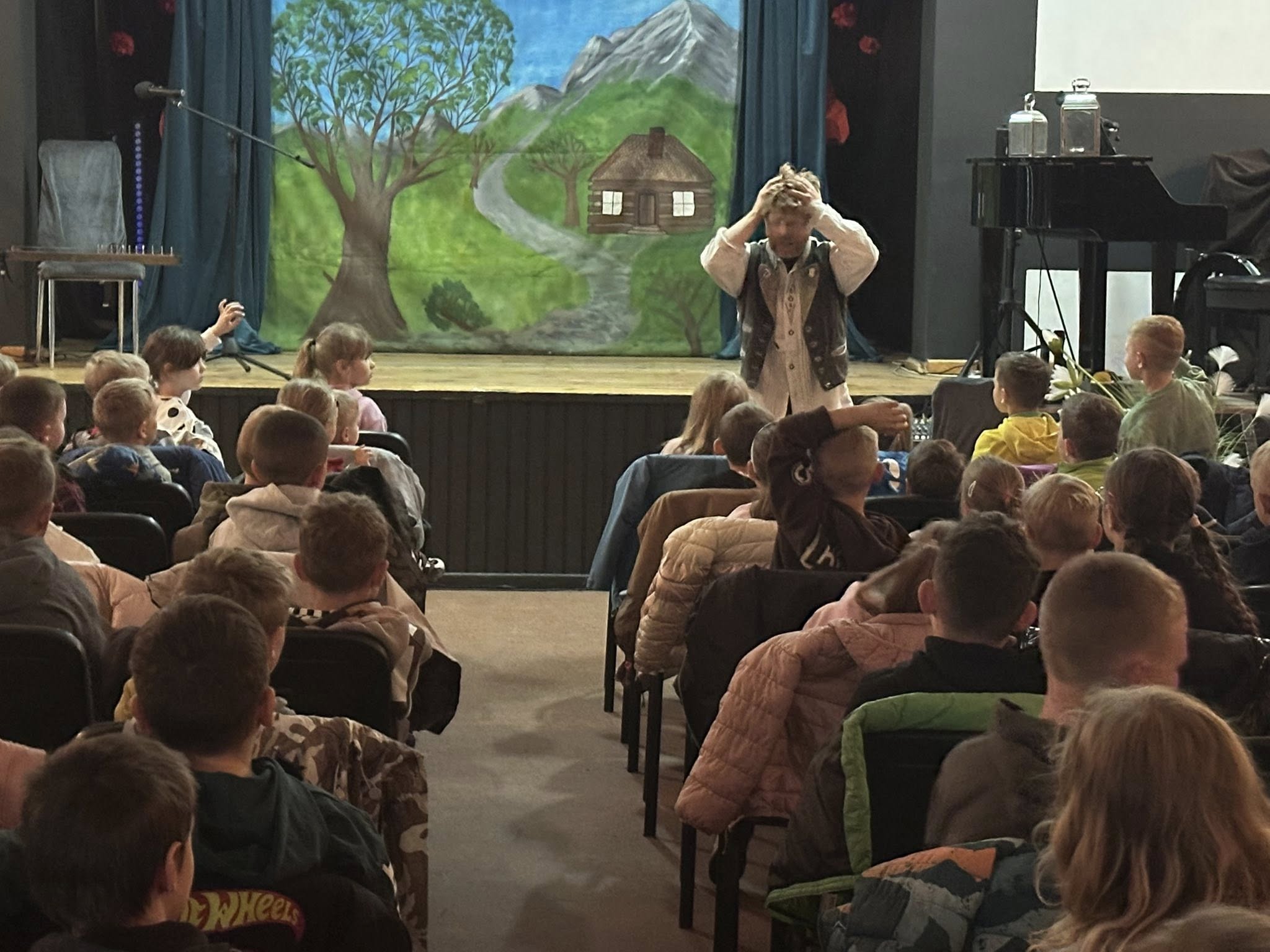 Ponad  120 dzieci obejrzało spektakl „Baśń o Sobotniej Górze” w Sułowie