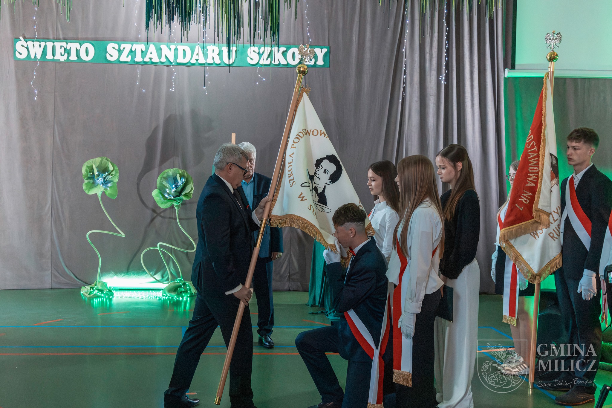 Uroczysta zmiana chorągwi w Szkole Podstawowej w Sułowie